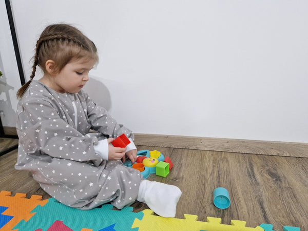 Tanja dvoslojna vreća za spavanje s nogavicama i rukavima - Bijele zvjezdice na sivoj podlozi