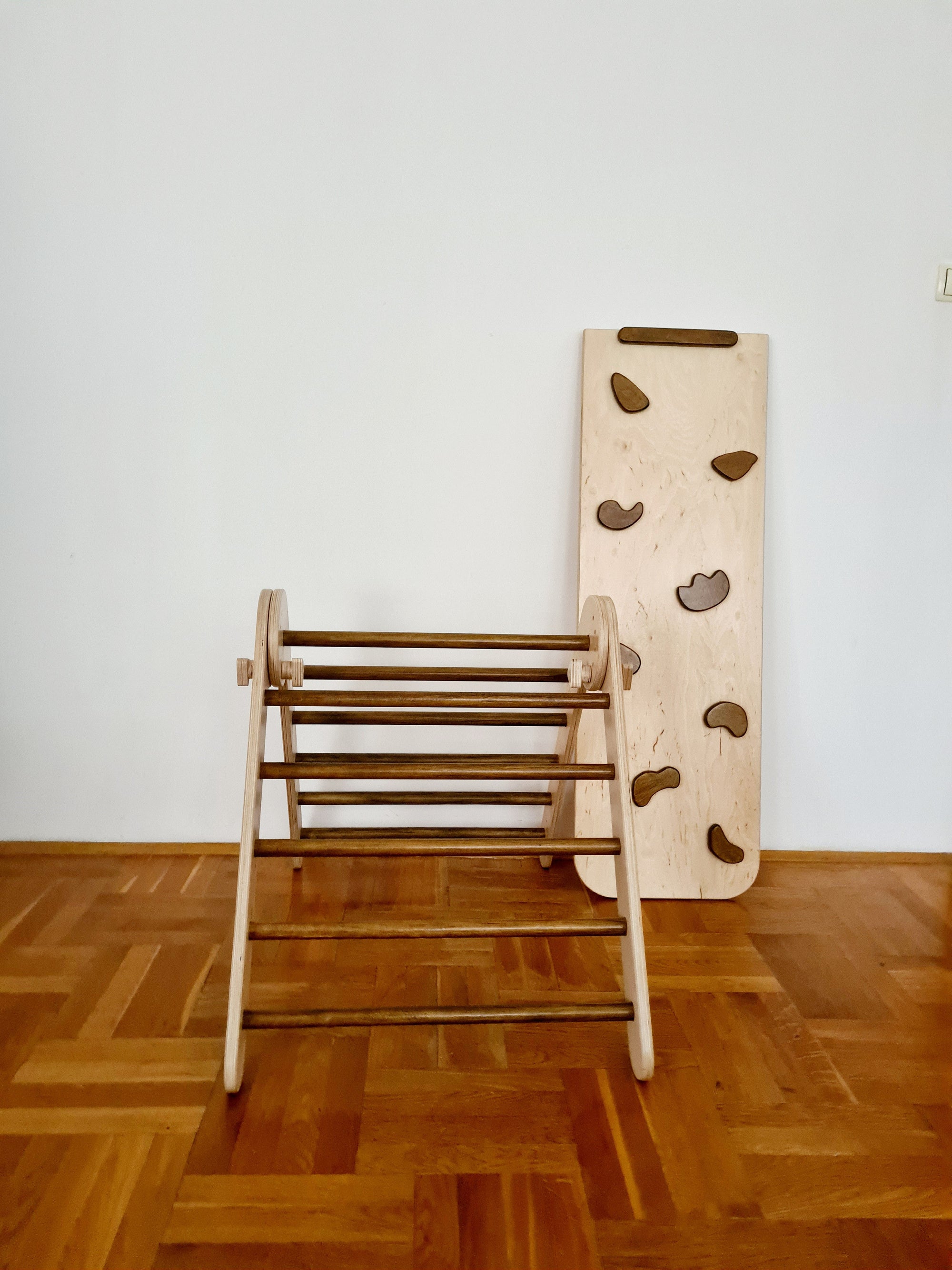MONTESSORI PIKLER s toboganom i hvatištima / eko lak, boja oraha