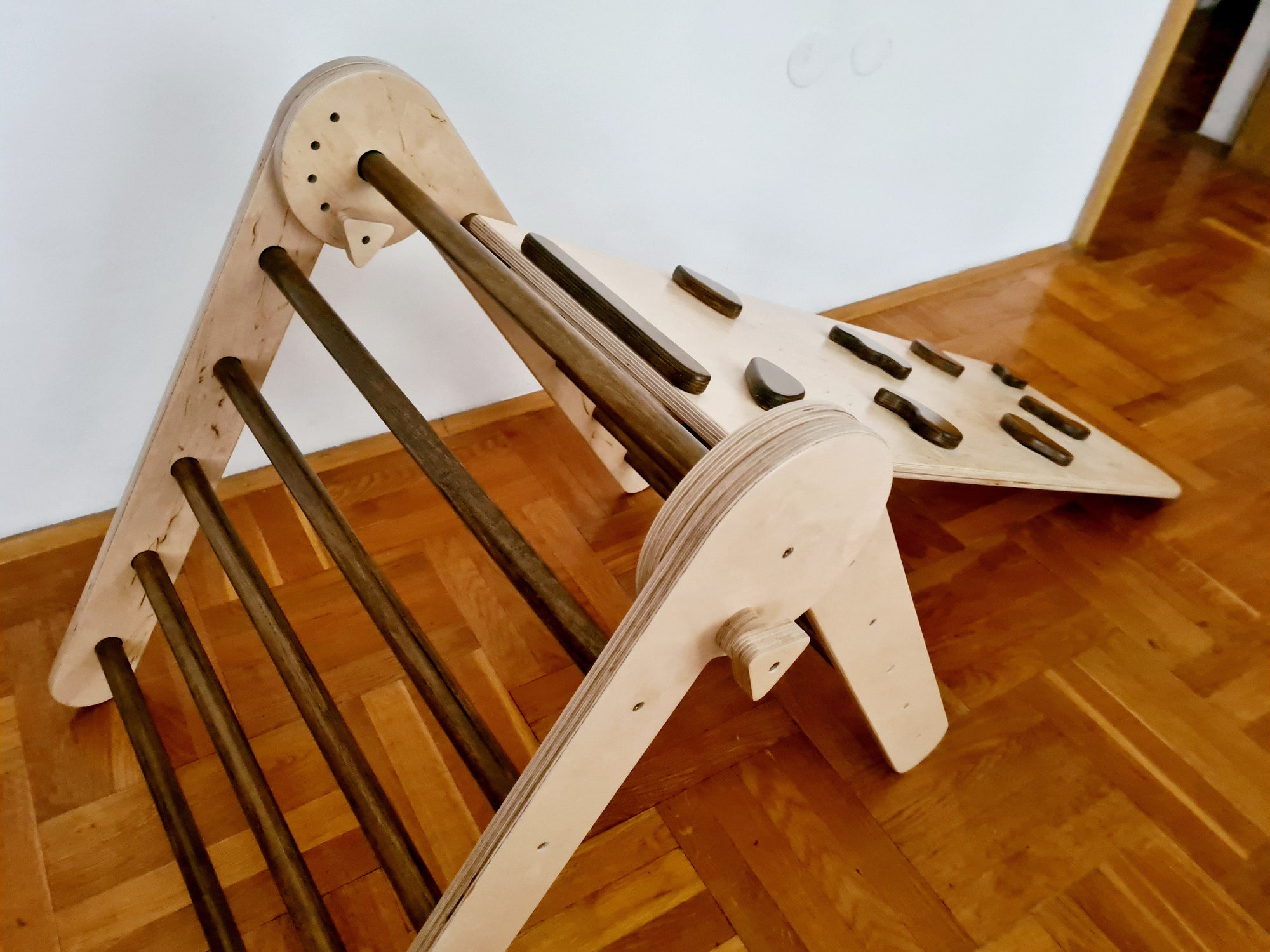 MONTESSORI PIKLER s toboganom i hvatištima / eko lak, boja oraha