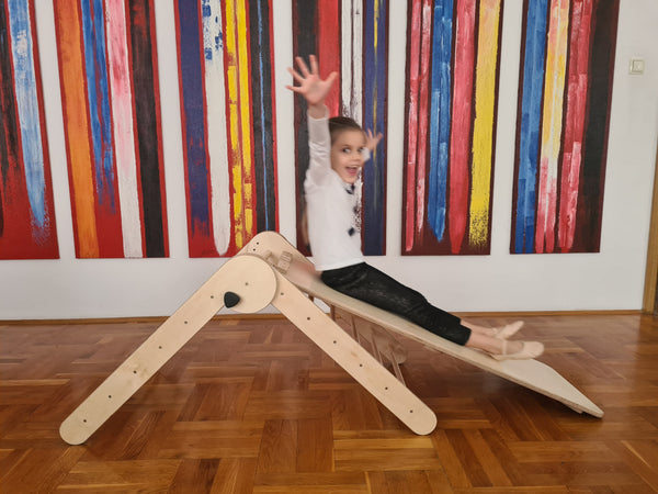 MONTESSORI PIKLER s toboganom i hvatištima / eko lak, boja oraha
